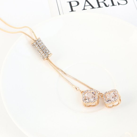 Accessories - Beautiful gold necklace